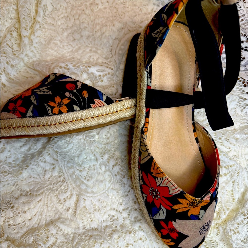 SHEIN brand new in box Floral Espadrille Wedge Sandals with criss-cross/size 40